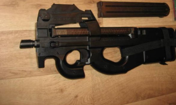 FN P 90